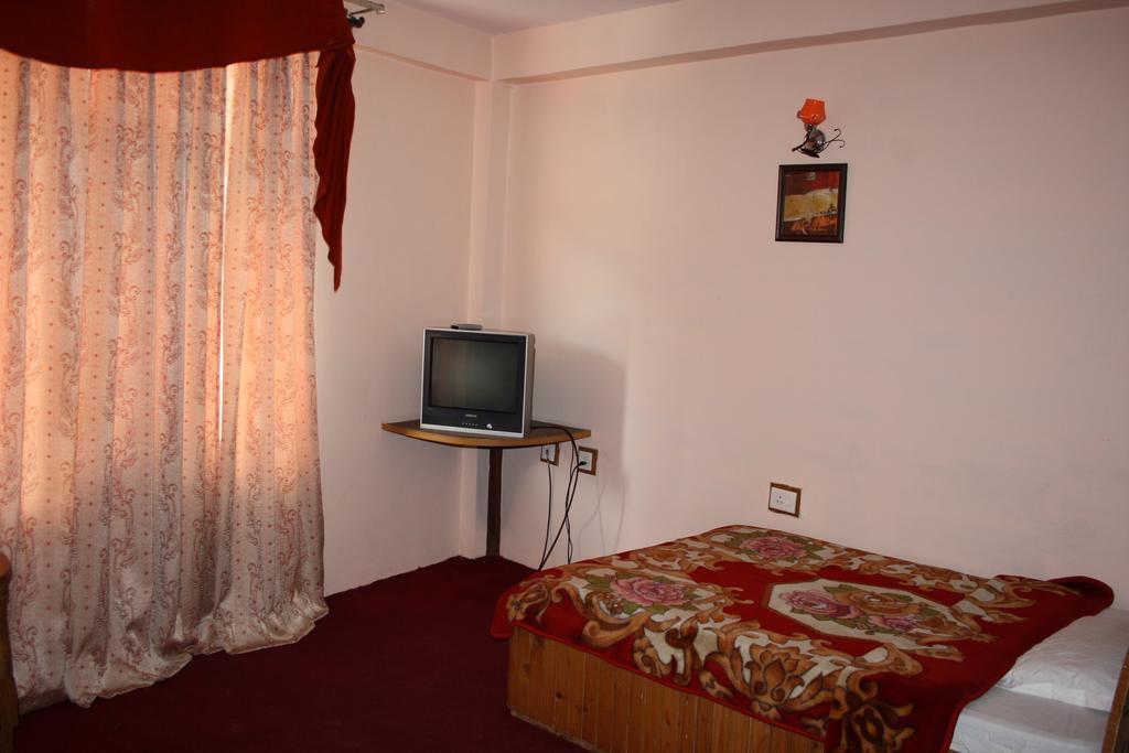 Hotel Ocean Blue Manali Экстерьер фото